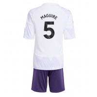 Stroje piłkarskie Manchester United Harry Maguire #5 Koszulka Wyjazdowej dla dzieci 2025-26 Krótki Rękaw (+ szorty)